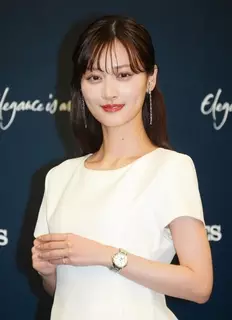 山下美月、腕時計に58粒のダイヤ輝く　無垢な純白ワンピースを大人の女性にアップデート