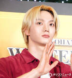 「BOYNEXTDOOR・SUNGHO、顔に“リアル巨大蜘蛛”もすまし顔　ファン騒然「プロ意識高すぎ」「ソンホさんすげー…」」の画像1