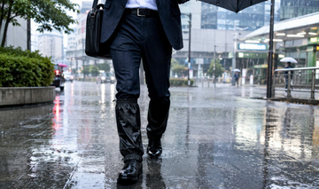 「パンツの裾びしょ濡れ…」突然のゲリラ豪雨対策で注目の“防水レッグカバー”