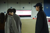 「松村北斗“容疑者の息子”＆今田美桜“被害者の娘”が向き合い…映画『白鳥とコウモリ』緊迫の場面写真が公開」の画像1