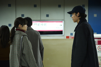 松村北斗“容疑者の息子”＆今田美桜“被害者の娘”が向き合い…映画『白鳥とコウモリ』緊迫の場面写真が公開
