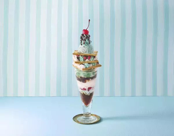 なんと全長約30センチ…デカすぎる“チョコミントパフェ”に驚き「これまじすご！」「写真撮りたくなる」