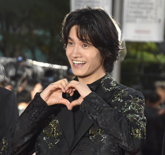 【東京国際映画祭】佐野晶哉、誰よりも早くハートマークを披露