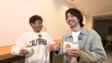 浜田雅功、三浦大知と昨年以来の再会2ショット　場所は南森町のおなじみコロッケ店