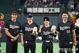「なにわ男子・藤原丈一郎、オリックスレジェンドに囲まれて始球式に　審判役・糸井嘉男がデカすぎて「ストライクゾーンが小さく見えた」」の画像1