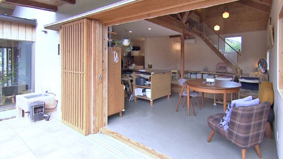 なぜ家の隣に“四角い塔”を建てたのか？　2層の図書室に込めた夫妻の夢…千葉の個性派住宅へ
