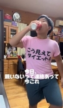 親がいないと分かり、ポテチとコーラで踊り出す…“無法地帯タイム”に1377万再生「親不在の日は実質"祝日"です」