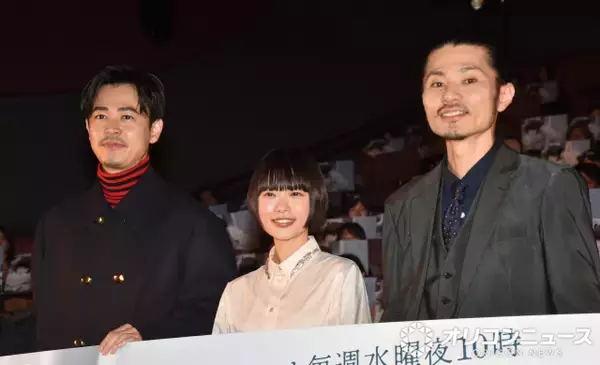 成田凌、番組の看板持ってフォトセッションに登場　神フォローで“時短”