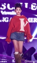 【TGC】梶原叶渚、カジュアルな姿でランウェイ飾る　目を引く赤いパーカーで登場