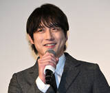 「坂口健太郎、6歳・倉田瑛茉のサプライズにデレデレ　エスコート失敗に照れ笑い」の画像1