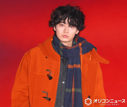 【ガルアワ】豊田裕大、鮮やかオレンジコートで圧巻オーラ　カールヘア姿に歓声