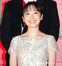 芦田愛菜、“まるで王女”気品漂うきらめく白ドレスで登場　あいさつに感嘆と拍手