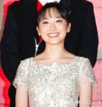 芦田愛菜、“まるで王女”気品漂うきらめく白ドレスで登場　あいさつに感嘆と拍手