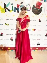 ミス日本グランプリ・石川満里奈、鮮やかなドレスでキネコ国際映画祭のレッドカーペットに登場　子供たちに囲まれ「笑顔を咲かせられる役者を目指したい」