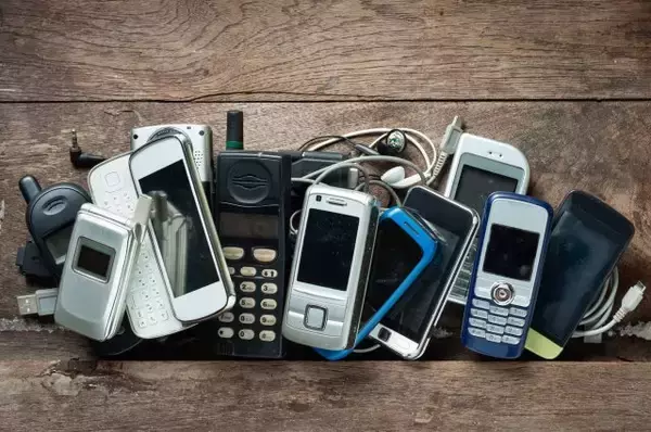 NTTドコモ「あの頃、クラスの誰かが必ず持ってた」　“懐かし”の投稿が話題「持ってた」「使いやすかった」「今も実家にあります」　コメント欄も“思い出の機種”で沸く