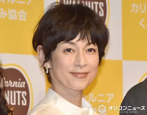 59歳・鈴木保奈美、「#ひなまつり」と雛人形を披露「あらっ！可愛い」「ガラスのお雛様ステキですね」