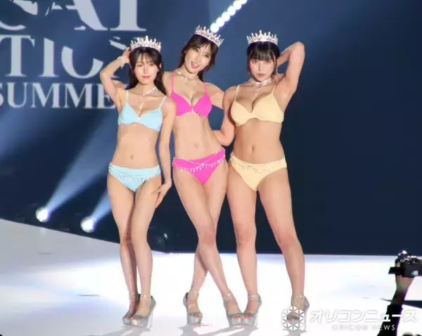 43歳・熊田曜子、ランウェイでコート脱ぎ去りビキニに　”体脂肪率9％”美ボディ披露【関コレ】