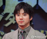 「山田裕貴、1人だけ明るめカラーのスーツで大慌て　それでもアピール「万極感があります！」」の画像1