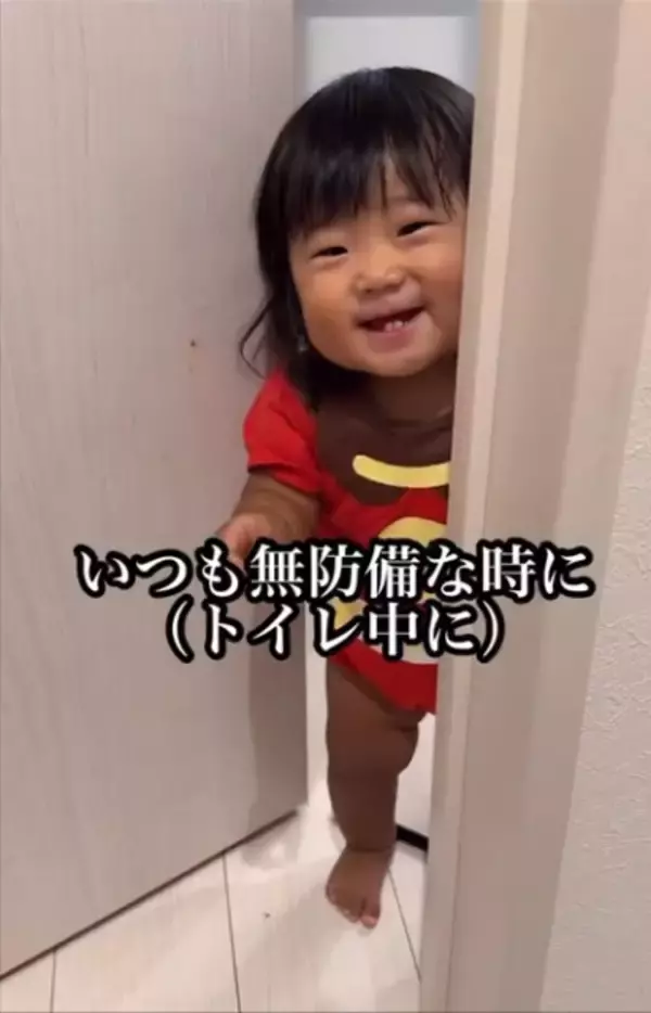 末っ子1歳児の終わらない”奇行”シリーズ…おもちゃの剣と斧でトイレ中のパパを急襲→思わず悲鳴「怖いって～」