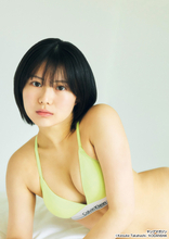 18歳・冨永実里、驚きの“イメチェン”→『ヤンマガ』グラビアで大胆ハイレグ