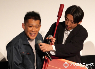 高橋一生、柳沢慎吾をマイクフォロー　巨大ガラケー披露「警察関係者の方がいらっしゃるみたいなのですが…」“テッパン”のフリも送る