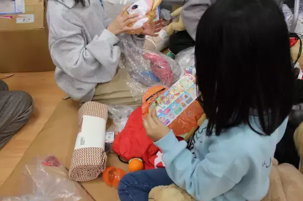 被災地に“おもちゃ”の支援は必要なのか？　バンダイが挑む子どもの心のケア、「ガシャポン備蓄」の真意