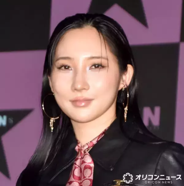 ファーストサマーウイカ、いつものハイテンションから一変　クールな表情で魅了