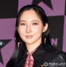 ファーストサマーウイカ、いつものハイテンションから一変　クールな表情で魅了