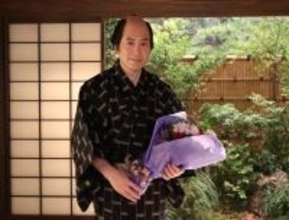 又吉直樹「先輩たちに負けないように面白い作品を作りたい」　『べらぼう』クランクアップ