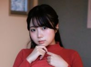 身長154cmのトランジスタ・グラマー、小野たまり、迫力ボディと親しみやすい笑顔で魅了