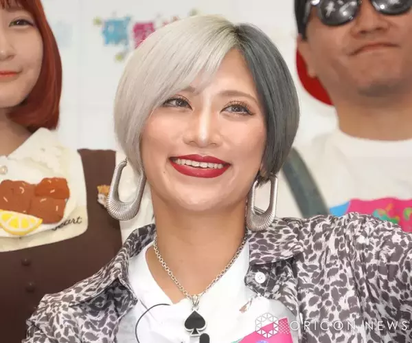ぱーてぃーちゃん・信子「最近体動かしてたらちょっとシュって」　ヒップ突き出しポーズで“スリム化”してきた近影を紹介「身体のラインが綺麗」「足長ポーズカッコいい」