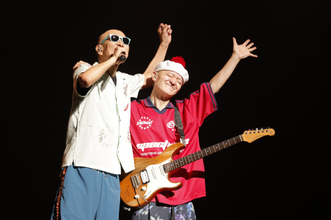 爆風スランプ、35年ぶり日本武道館　“大きな玉ねぎ”の下で8000人と作った「事件性満載」の一夜【ライブレポート】