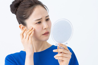 秋の“肌老け”、「一見良さそう」なヒアルロン酸やビタミンCの効果が半減？ 正しいケアを皮膚科医が指摘