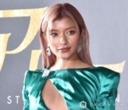 ローラ、背中オープンな「夏の私服」公開　脇下からくびれ見せつけ「かっこよさと美しさの両方持ってる