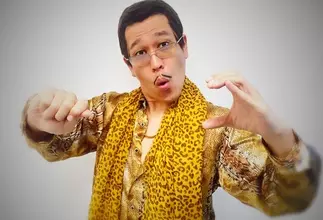 ピコ太郎「PPAP」誕生10周年記念企画の新作、“痛風”や“おててしわしわ”がテーマの楽曲が登場