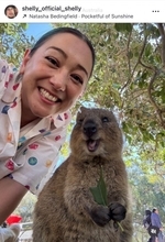 SHELLY、オーストラリアでの移住生活がスタート「毎日の忙しさの中にワクワクと感動がありまくります」　“濠洲ならでは”の動物と2ショットで現地から初投稿