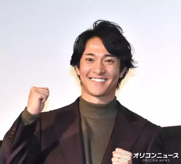 ソフトバンク・柳町達、スーツ姿で舞台あいさつ　与田祐希にホームランの約束「年に数回しかないですが」