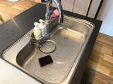 「「山崎実業ってすご！」「天才か？」水切りネットホルダー付き排水口カバーが「便利すぎる」」の画像1