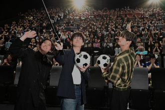 高橋文哉・櫻井海音・高橋恭平、自由すぎる『ブルーロック』舞台あいさつ　フライングに客席乱入も