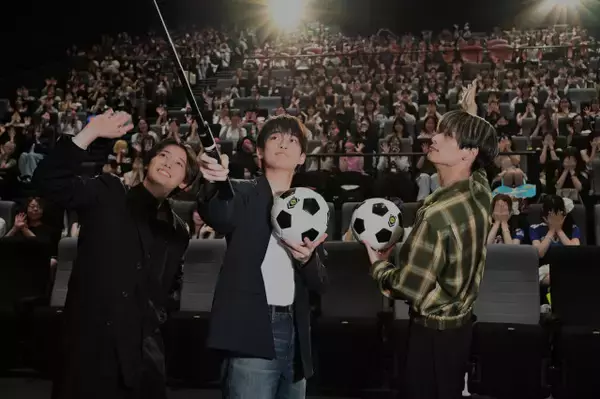 高橋文哉・櫻井海音・高橋恭平、自由すぎる『ブルーロック』舞台あいさつ　フライングに客席乱入も
