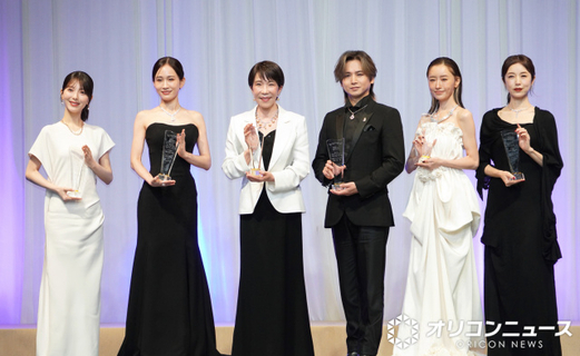 浜辺美波、前田敦子、堂本光一ら『日本ジュエリー ベストドレッサー賞』受賞　きらめくアクセサリーまとってランウェイ闊歩