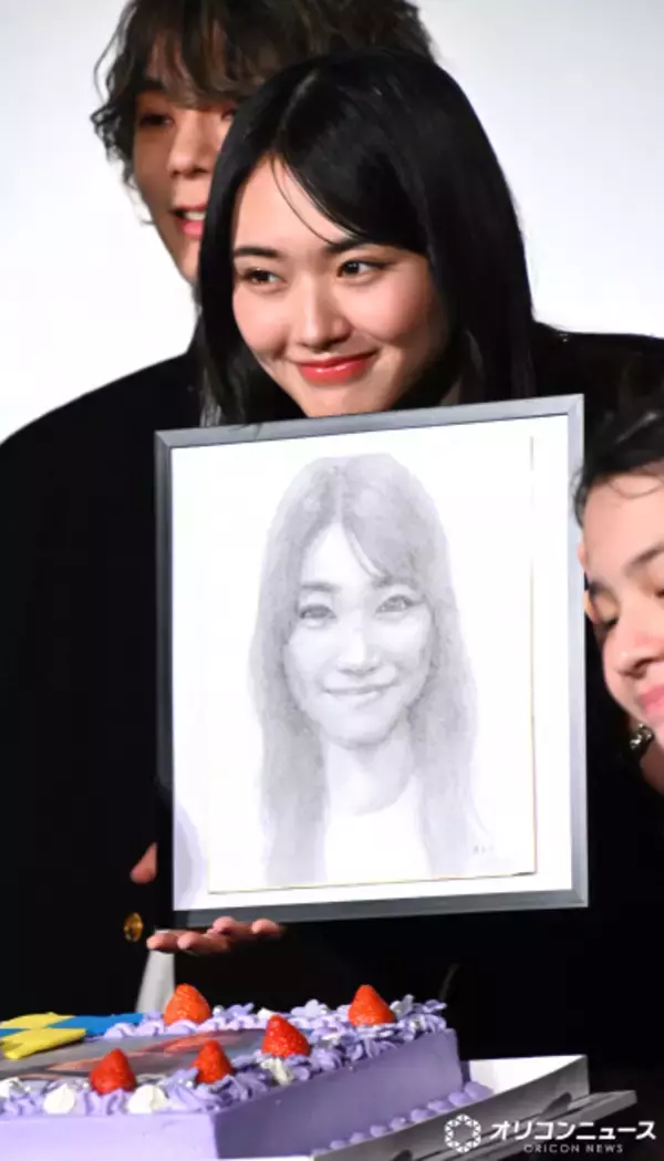 櫻坂46山﨑天、21歳の抱負は「落ち着くこと」　似顔絵のサプライズプレゼントに大喜び