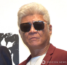 「大丈夫？」小沢仁志、目にガーゼを当てたショットを公開　「痛々しい」と心配の声