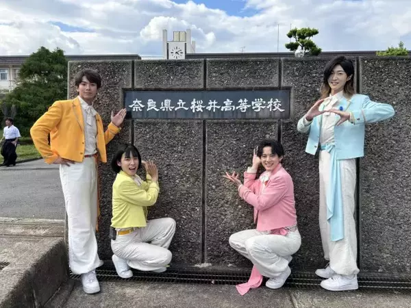モナキ、高校にサプライズ登場　生徒1000人の“青春”を応援