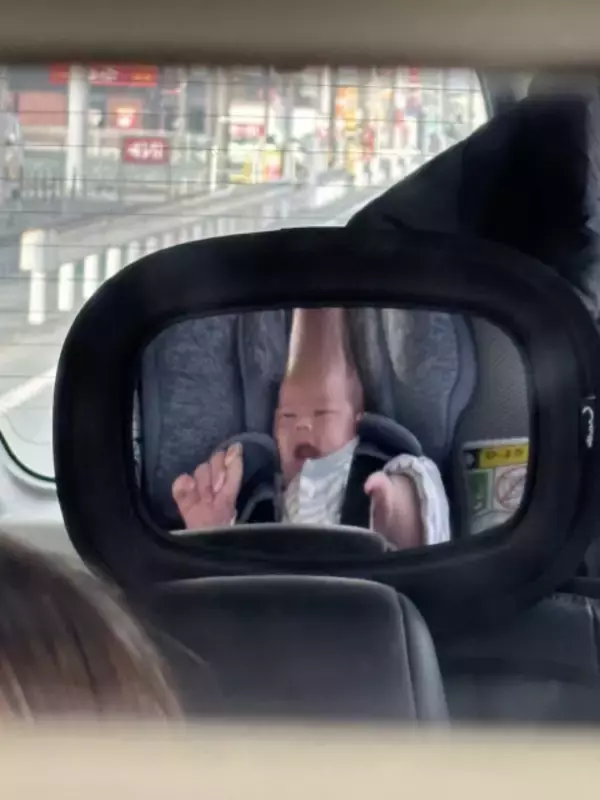 「頭伸びててしんどいwww」ベビーミラーに映った我が子の衝撃的な姿に思わず2度見…コメント欄はベビーミラー会場に