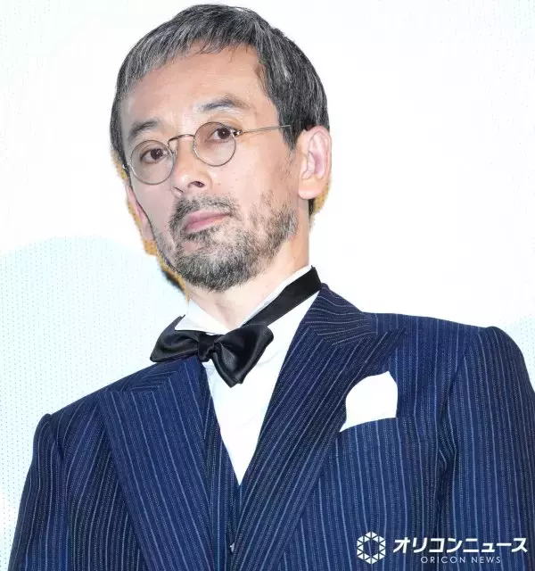 滝藤賢一、新調したスーツに満足げ「かっこいいでしょ」