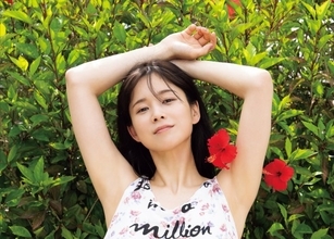 身長167cm、週5勤務の現役看護師グラドル・真田まこと、30歳の初写真集で迫力美ボディを公開