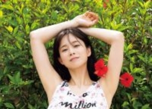 身長167cm、週5勤務の現役看護師グラドル・真田まこと、30歳の初写真集で迫力美ボディを公開