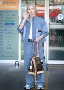 Stray Kids・フィリックス、エアポートスタイル披露　ルイ・ヴィトンをまとって登場