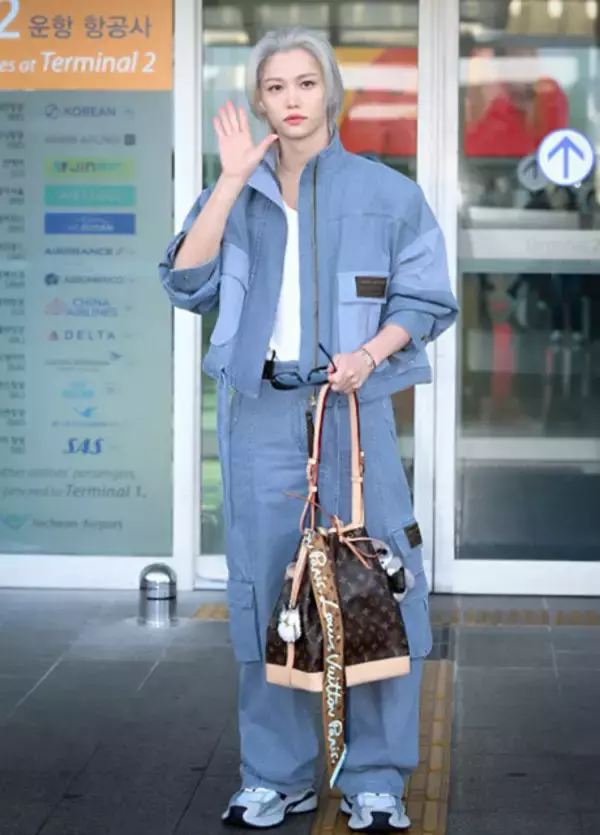 Stray Kids・フィリックス、エアポートスタイル披露　ルイ・ヴィトンをまとって登場